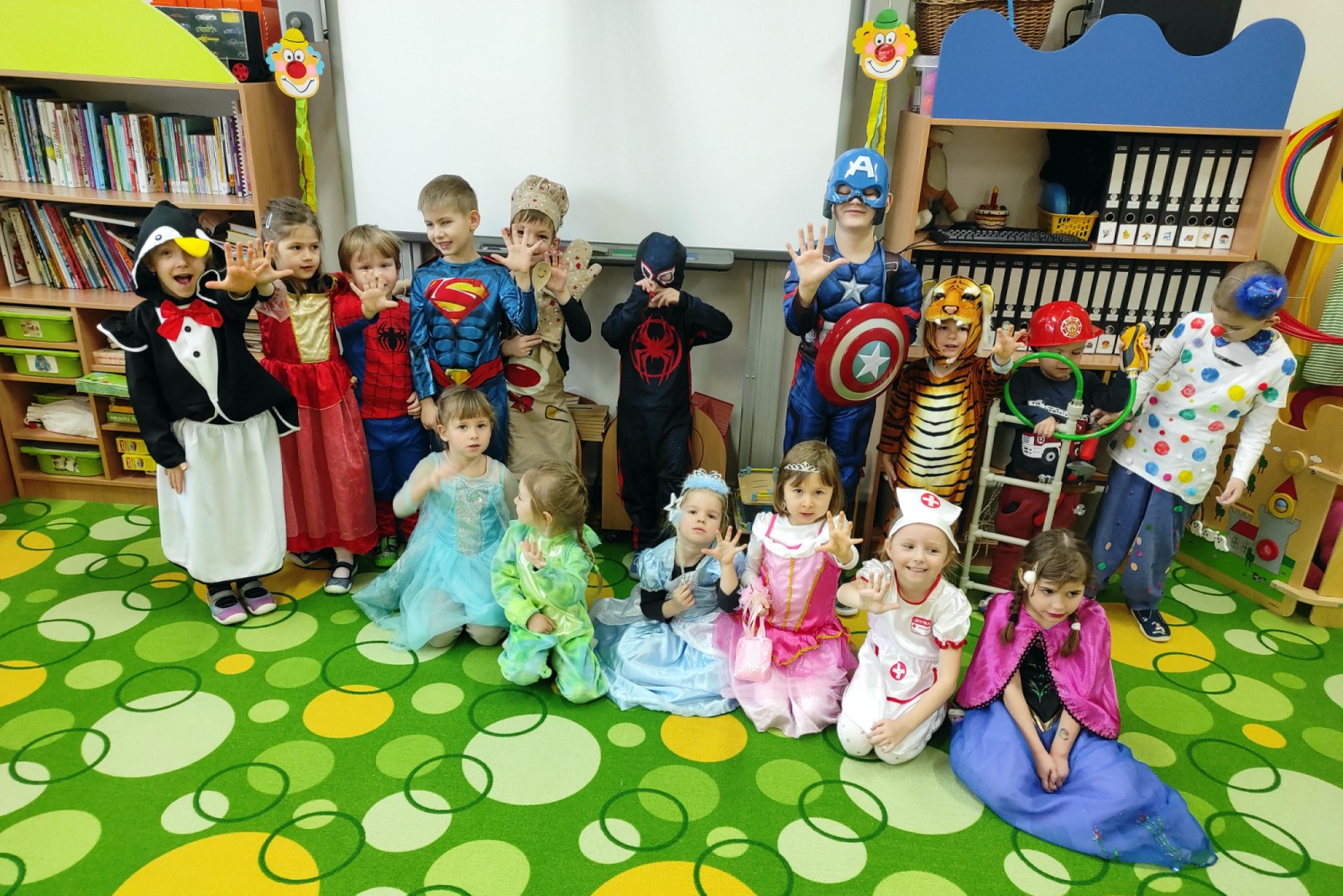 Karneval v MŠ Pampeliška - společné foto