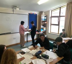 Lektorka Lorraine rozdává závěrečné certifikáty